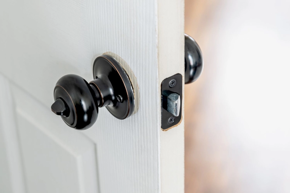 Cómo apretar una manija de puerta floja