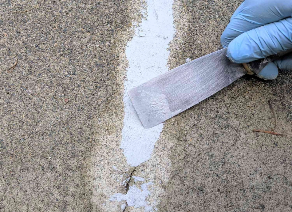 Cómo reparar grietas en un muro de hormigón.