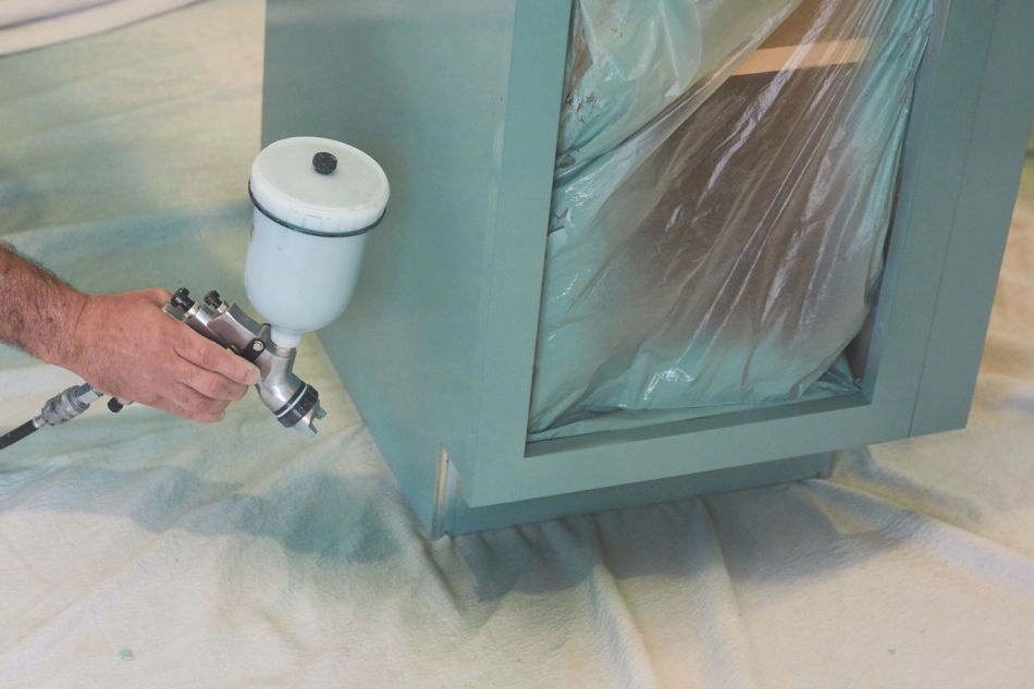 Cómo pintar con aerosol gabinetes de cocina