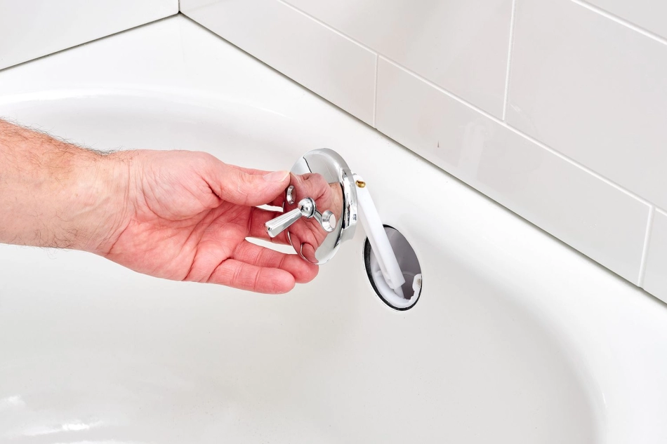 Cómo reparar un tubo de desbordamiento de bañera con fugas