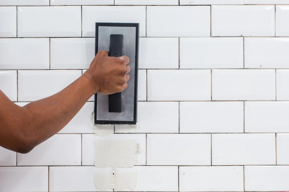Cómo aplicar lechada de azulejos de cerámica para pared