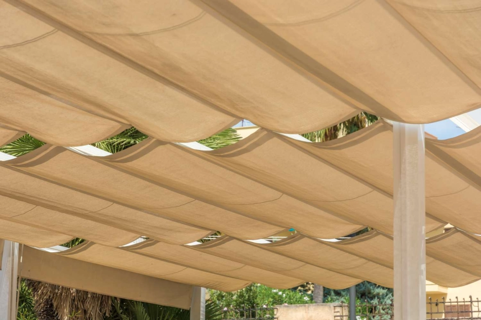 Cómo construir un dosel de pérgola retráctil de bricolaje