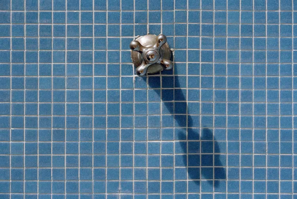 Cómo reparar los azulejos de la ducha