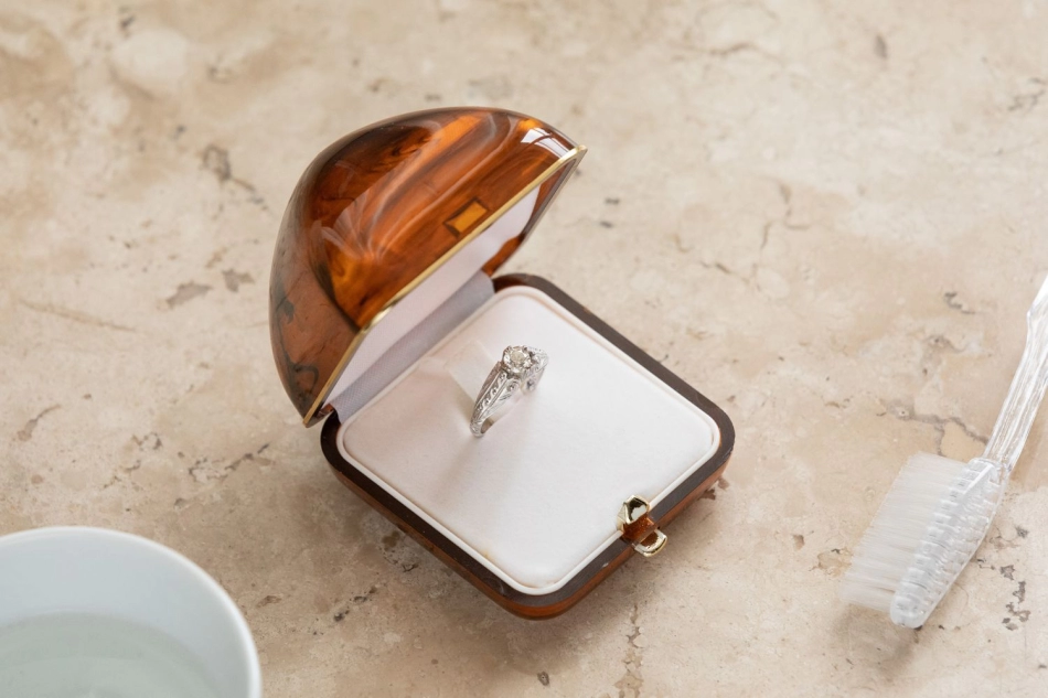Cómo limpiar un anillo de diamantes